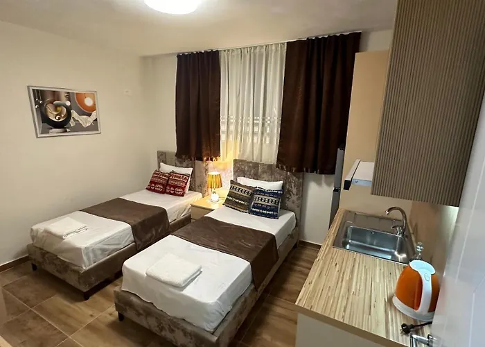 Cozy Centrally Located For Two 2, 10 Min Walk From Center Apartment