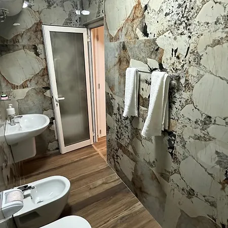 Cozy Centrally Located For Two 2, 10 Min Walk From Center * Tiran