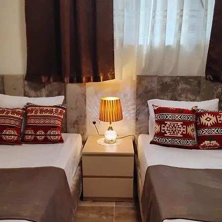 Cozy Centrally Located For Two 2, 10 Min Walk From Center Daire *
