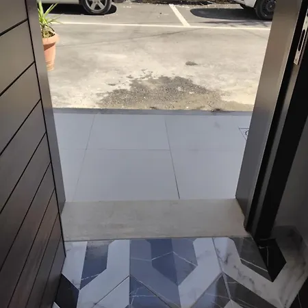 Cozy Centrally Located For Two 2, 10 Min Walk From Center Apartment *