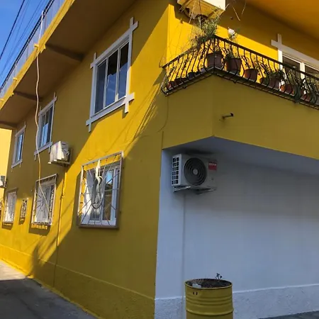 Cozy Centrally Located For Two 2, 10 Min Walk From Center Apartment
