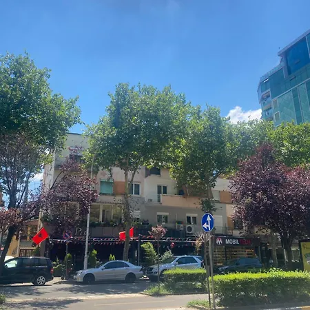 Cozy Centrally Located For Two 2, 10 Min Walk From Center Apartment *